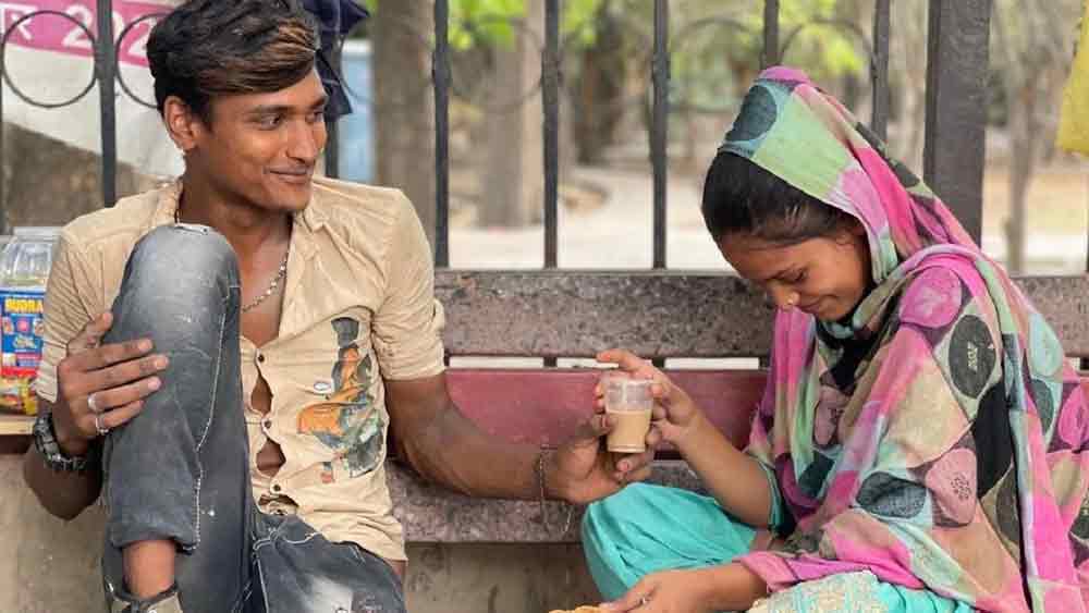 হাতে চায়ের গ্লাস, লজ্জায় অবনত মুখ, আফজল-সাবিনার প্রেমকাহিনি এখন ভাইরাল